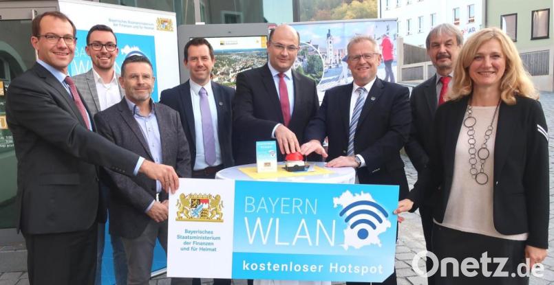 Freischaltung des Hotspots Nummer 22 000 am Tourismusbüro in Schwandorf: Das Bild zeigt IT-Referatsleiter Jan Remy, Tourismusbüro-Leiter Johannes Lohrer, den städtischen IT-Abteilungsleiter Jürgen Eckert, City-Manager Roland Kittel, Minister Albert Füracker, OB Andreas Feller, den Nabburger Amtsleiter Wilfried Knaut und Pressesprecherin Maria Schuierer (von links). Bild: Hirsch