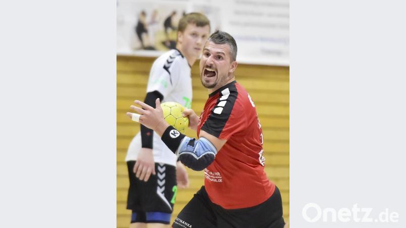 Mit Gebrüll rein in den Kasten: Der tschechische Kreisspieler des HC Sulzbach, Pavel Schut, in Aktion. Bild: Ziegler