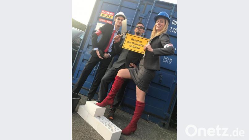 Sie sind auf dem Weg nach Großbritannien und wollen den Eurotunnel zumauern: Felix Hornberger aus Straubing, Marco Kellner aus Ebnath und Melody Bayer aus Regensburg (von links). Bild: Marco Kellner
