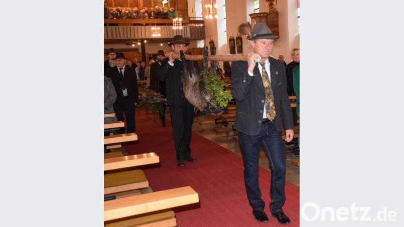 In der Pfarrkirche St. Ägidius legte die heimische Jägerschaft eine Jagdstrecke am Altar. Die Hubertusmesse des Heimat- und Kulturvereins ist der Auftakt für die Wildwochen in Schmidmühlen Bild: bö