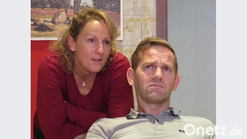 Hans und Rita Holzer (Darsteller Herbert und Silke Schicker) sind skeptisch, wie es weitergehen soll mit der Familie. Der Livechat für Touristen soll retten, was nicht mehr zu retten ist. Bild: ubb