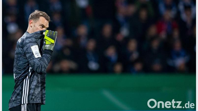 Verschnupft: Bayern-Keeper Manuel Neuer kann das Gekicke seiner Vorderleute nicht mehr mitansehen. Bild: Guido Kirchner