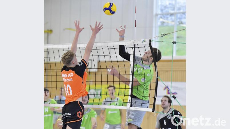 Zwei Top-Gegnern steht der VC Amberg in den nächsten beiden Heimspielen am Netz gegenüber. David Fecko, Paul Seidel (im Bild rechts) und Co. erwarten dieses Wochenende den Tabellendritten VC DJK München-Ost/Herrsching II, eine Woche später dann Spitzenreiter VGF Marktredwitz. Bild: Ziegler