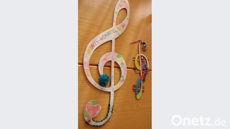 Mit kunstvoll gestalteten Notenschlüsseln wurde das Motto &quot;Melodie Gottes&quot; beim Basteln nach dem MIttagessen vertieft. 
&quot;