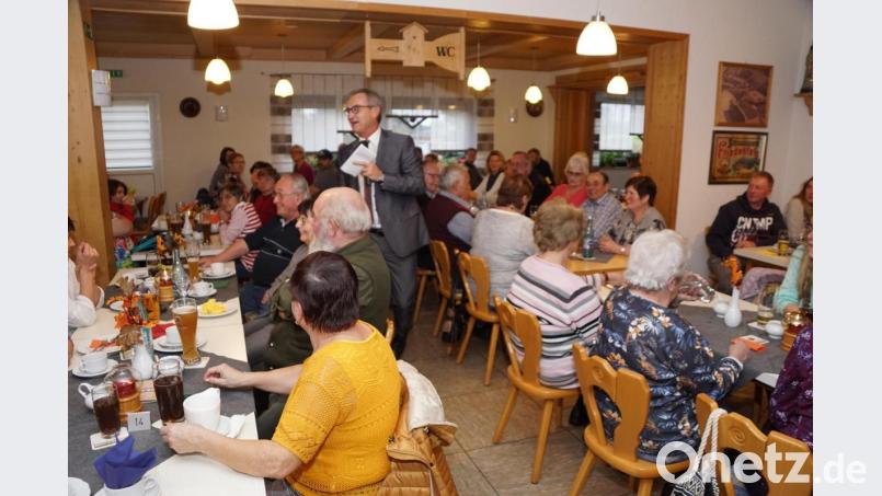 Kemnaths Bürgermeister Werner Nickl sprach den Zeitungszustellern seine große Anerkennung aus. Bild: bkr