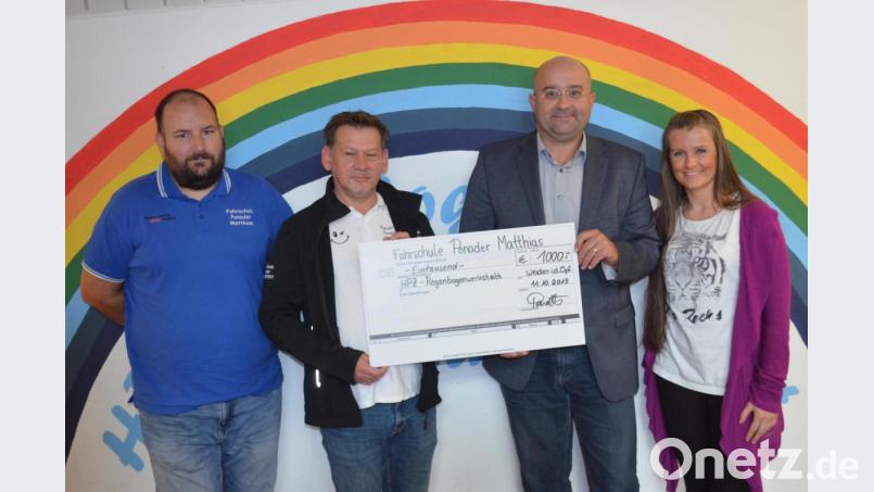 Die HPZ-Regenbogenwerkstatt erhält 1000 Euro von Matthias Ponader (Zweiter von links) und seinem Team der Fahrschule Ponader für arbeitsbegleitende Maßnahmen. Bild: fz