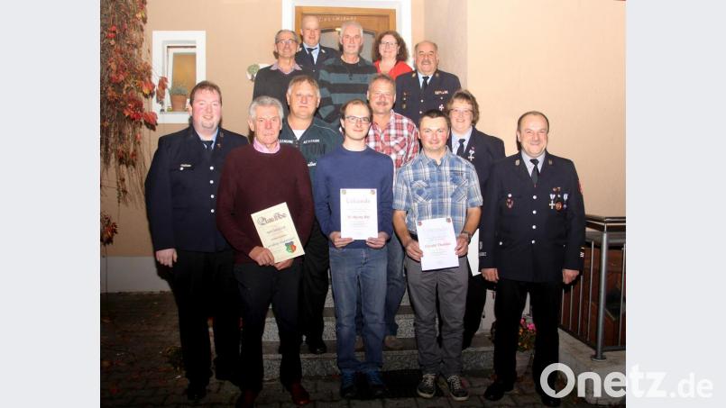 Die Vereinsführung der Feuerwehr Niedermurach gratulierte den Geehrten: Stellvertretender Vorsitzender Michael Schneeberger (erste Reihe, jeweils von links), Ehrenmitglied Georg Lingl, Wolfgang Bär, Gerald Thanner, Kommandant Gerhard Fleck. Zweite Reihe: Gerald Bär, Ferdinand Raiml, Martina Fronhofer. Dritte Reihe: Werner Schäffer, Josef Herdegen, KBI Richard Fleck. Letzte Reihe: Stellvertretender Kommandant Wolfgang Pflug, Zweite Bürgermeisterin Rita Salomon. Bild: Josef Böhm