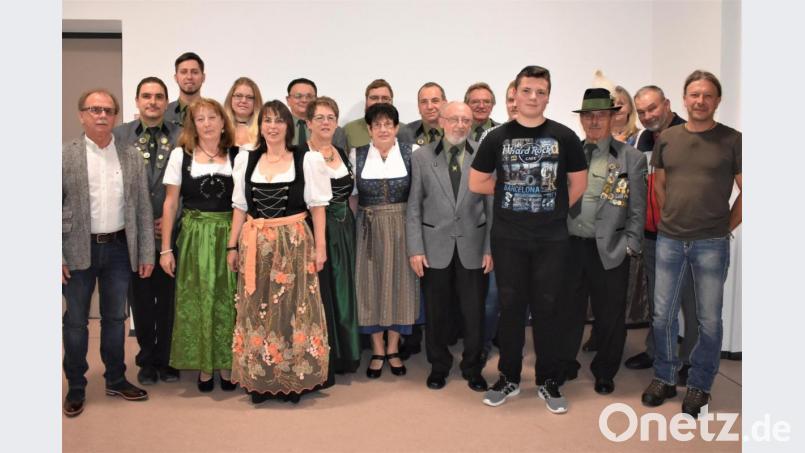 Bei der Königsproklamation werden auch die Erfolge der Vereinsmeister gefeiert. Es gratulieren (von links): Bürgermeister Werner Walberer sowie die Schützenmeister Kay Müller und Norman Lehner. Bild: rgr