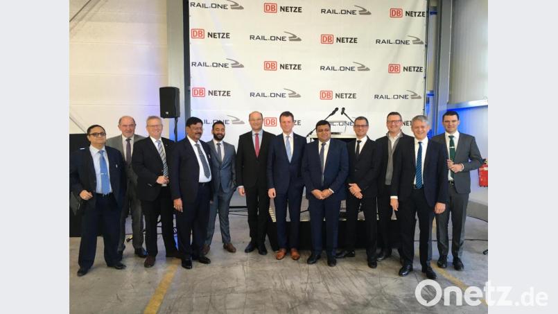 Hochrangige Gäste kamen zur Eröffnung, darunter Vorstandsvorsitzenrder Nishant Mittal (Fünfter von rechts) und Finanzminister Albert Füracker (Sechster von links). Bild: ihl