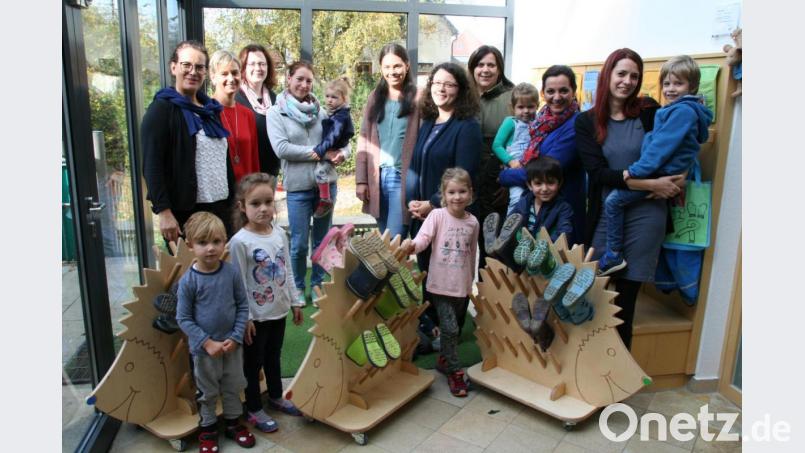 Große Freude herrschte im Kinderhaus St. Sebastian. Im Bild von links Bürgermeisterin Friederike Sonnemann, Kindergartenleiterin Silke Weinhold und die Elternvertreter Ingrid Haberkorn, Manuela Queitsch, Svenja König, Bianca Meixner, Claudia Schultes, Margit Bayer und Susanne Englmeier sowie einige Kinder. Bild: fpoz