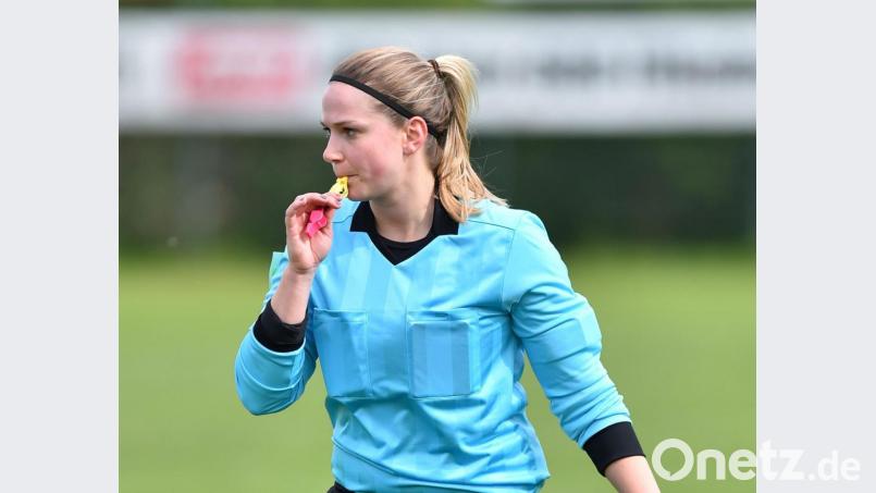 Schiedsrichterin Lisa Manner gibt auf dem Fußballplatz den Ton an. Bild: af