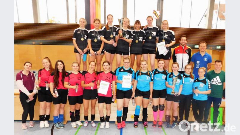 Der Vizemeister der Deutschen Jugend-Indiaca-Meisterschaften 2019 in der Altersklasse A-Weiblich (U21), die Mädchenmannschaft des CVJM Bindlach 1 um die Trainer Hannes Münch und Stephan Münch mit Clara Woelk, Meike Ranninger, Karolina Kohler, Lisa Kotschi, Elena Burkhardt, Sophia Jahreis (vorne von links), mußte sich nur dem neuen Deutschen Meister, der CVJM Enzweihungen (oben) geschlagen geben. Platz drei in der Altersklasse A-Weiblich belegte die CVJM Sylbach/Pivitshausen (rechts unten). Bild: hai