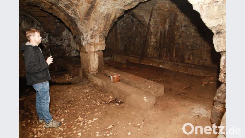 Das Kellergewölbe mit Technischem Angestellten Markus Meyer. Bild: JOCHEN NEUMANN
ERBENDORF