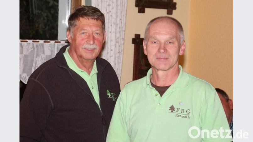 Erster Vorsitzender Josef Hösl (links) und Geschäftsführer Walter Ehlich informierten bei der Gebietsversammlung der Forstbetriebsgemeinschaft Kemnath die Waldbesitzer über die Situation bei der FBG, im Wald und am Holzmarkt. Bild: rpp