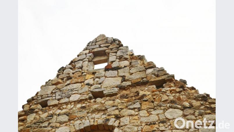 Nach Meinung des Denkmalsamts gilt es, die alte Giebelwand am Nebengebäude zu erhalten. Bild: JOCHEN NEUMANN
ERBENDORF