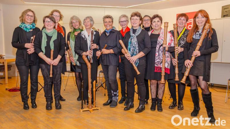 Bunt wie das Herbstlaub war das Programm, mit dem die Flötenladies unter der Leitung von Ulrike Dziwinski (Sechste von links) die Zuhörer erfreuten