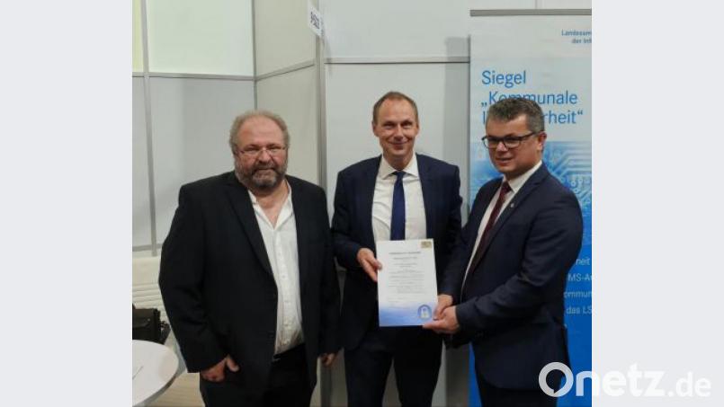Kommunale IT-Sicherheit wird in Neunburg groß geschrieben. Das bekam Bürgermeister Martin Birner (rechts) mit einer Urkunde bestätigt. Bild: Leibl, Waltraud