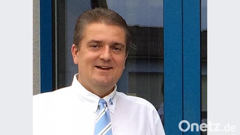 Eine Aufnahme aus guten Tagen: Sie zeigt Markus Staufer anlässlich der Einstellung von Auszubildenden in seiner Baufirma. Archivbild: sön