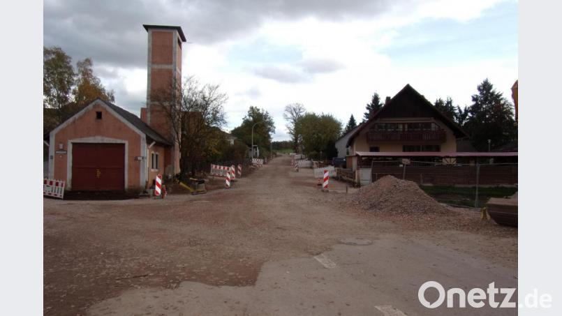 Im Bereich der Oberndorfer Straße ist die neue Wasserleitung bereits eingebaut. Im nächsten Schritt folgt der Ausbau der Straße. Bild: bnr