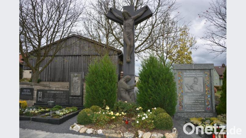Das mächtige Konnersreuther Friedhofskreuz feiert in diesen Tagen 65-jähriges Bestehen. Es steht eingerahmt vom Grab der Theres Neumann (rechts) und dem Priestergrab (links) an der Ostseite des Konnersreuther Friedhofs. Bild: jr