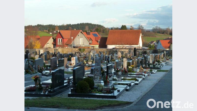 &quot;Die Anlage des Friedhofes ist überaus schön, die Wege sind sehr sauber mit weißem Spatkies beschottert. Eine solide Granitmauer mit gut gearbeiteter Abdachung umgibt die ganze Anlage&quot;, schrieb vor 90 Jahren der &quot;Vohenstraußer Anzeiger&quot;. Bild: fjo