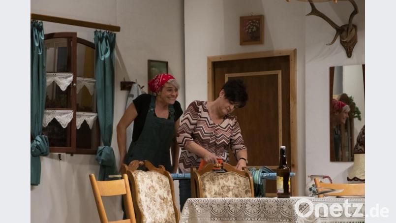 Die Magd Zenzi (Melanie Kaiser) soll von Rosa (Carola Sporrer) unbedingt das Bügeln lernen. Bild: Lukas Lanzendoerfer/exb