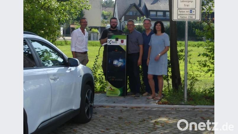 Die neue E-Ladesäule am Rathaus in Neukirchen begutachten (von links) CSU-Ortsvorsitzender und Fraktionssprecher Peter Achatzi, Energiebeauftragter Leo Rösel, Zweiter Bürgermeister Wolfgang Rattai sowie die Gemeinderatsmitglieder Martin Wolf und Irene Sperber. Bild: Maul, Ulrike