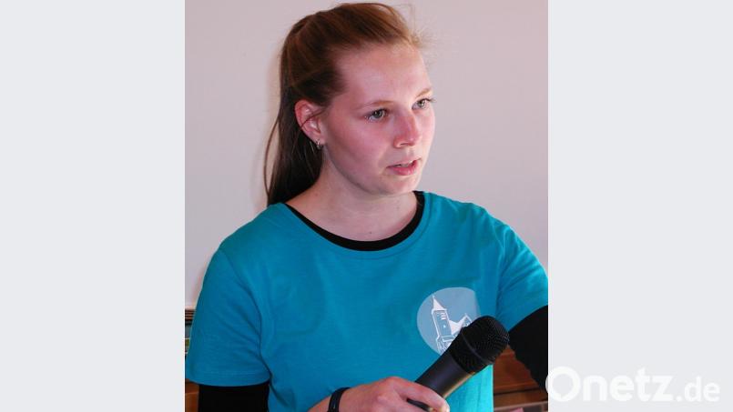 Oberministrantin Eva Glowka glänzte als Organisatorin und griff auch mal zum Mikrofon. Bild: ld