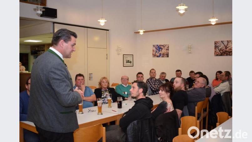 Mit den gesetzlichen Regularien der Kommunalwahl setzte sich Landrat Thomas Ebeling bei der Info-Veranstaltung des CSU-Ortsverbandes auseinander. Bild: bnr