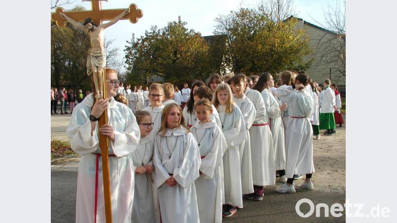 Ein feierlicher Zug bewegte sich zum Läuten der Glocken vom Mehrzwecksaal zur Kirche. Bild: ld