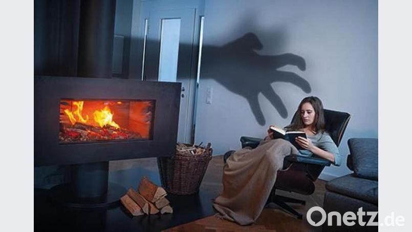 Oft schleichend und unbemerkt: Die Gefahr von CO-Vergiftungen steigt mit Beginn der Heizsaison, darauf macht die Feuerwehr derzeit in einer Kampagne aufmerksam. Bild: obs/Initiative zur Prävention von Kohlenmonoxid-Vergiftungen/Urban Ruths