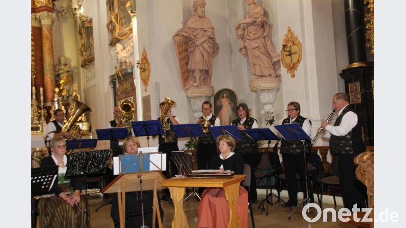 Die Ensdorfer Bläser bereicherten den Güldenen Rosenkranz der Oberpfälzer Volksmusikfreunde mit stimmungsvollen Instrumentalstücken. Bild: ads