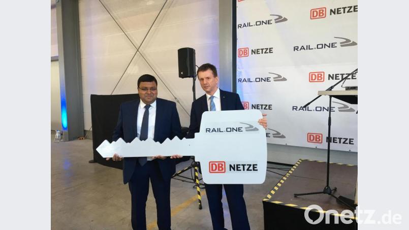 Der Konzernbevollmächtigte der Deutschen Bahn für Bayern Klaus-Dieter Josel (rechts) übergibt symbolisch den Schlüssel für die neue Produktionshalle an Nishant Mittal, Vorstandsvorsitzender der PCM Rail.one. Das Unternehmen produziert endverankerte Beton-Weichenschwellen. Bild: ihl