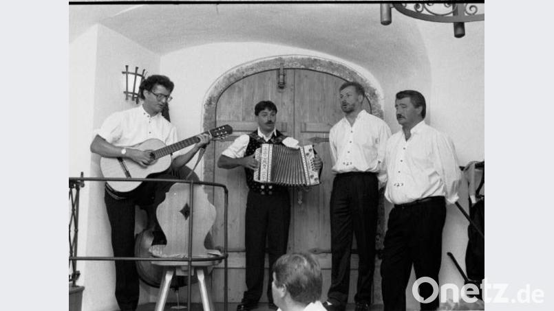 Bei einem Saunagang kommen (von rechts) Franz Dietz, Hans Drexler und Sepp Strobl 1989 auf die Idee, die Gesangsgruppe D’Watzndorfer zu gründen. In den ersten Jahren zählt oft auch Helmut Fuchs (links) bei den Auftritten zu den Akteuren. Bild: u