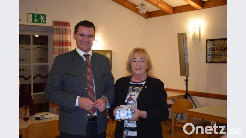 CSU-Ortsvorsitzende Gisela Hösl dankte Landrat Thomas Ebeling für sein Referat, das auf die Kommunalwahl 2020 einstimmte. Bild: bnr