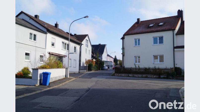 Beim Ausbau der Blütenstraße gibt es für Planer und Gemeinde einige brisante Punkte zu lösen. Eine Gefahrenquelle stellt seit jeher die Einmündung der Wiesenstraße (rechts) dar. Dieser Bereich muss daher aus Gründen der Verkehrssicherheit neu gestaltet werden. Bild: du