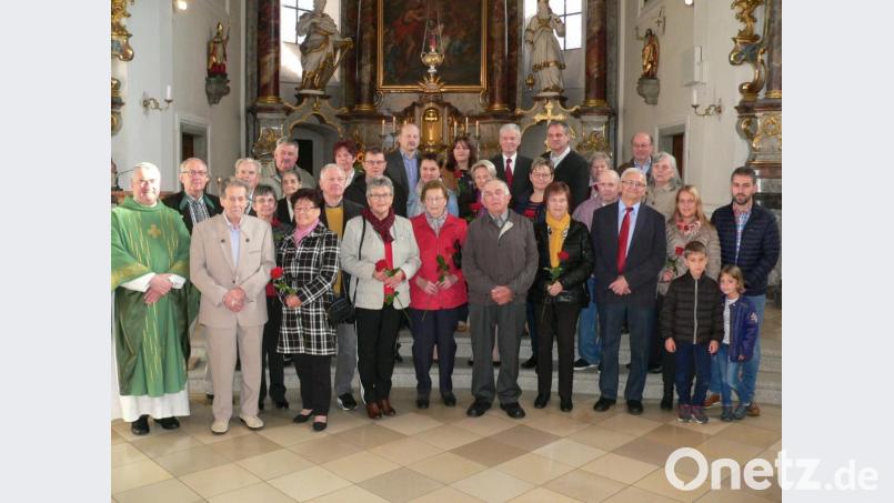 Pfarrer Alfons Kaufmann (links) gratulierte den Ehepaaren zu ihrer langjährigen Verbundenheit. Bild: nid