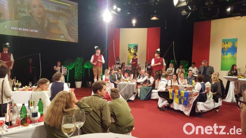 Hervorragende Stimmung herrschte im ORF-Studio, dafür sorgten auch die "Goaslschnalzer". Bild: exb