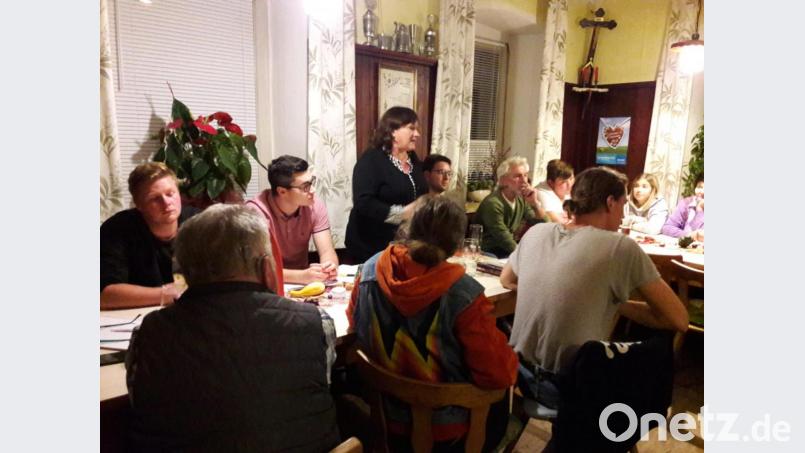 Auch Bundestagsabgeordnete Marianne Schieder (stehend) war beim Dämmerschoppen des SPD-Ortsvereins der Gemeinde Teunz anwesend. Bild: Leibl, Waltraud