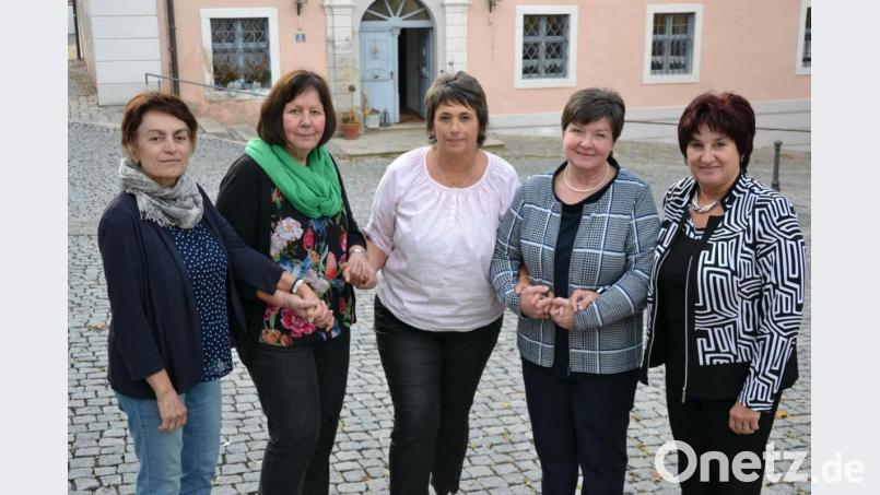 Angelika Wegmann (Mitte) mit den Trauerbegleiterinnen Frieda Bächer, Elke Burger, Hildegard Dötterl und Johanna Wührl (von links). Bild: sfo