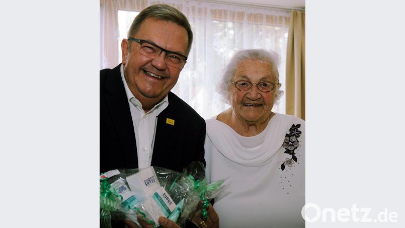 Bürgermeister Martin Preuß und Edeltraud Nixdorf Bild: gf