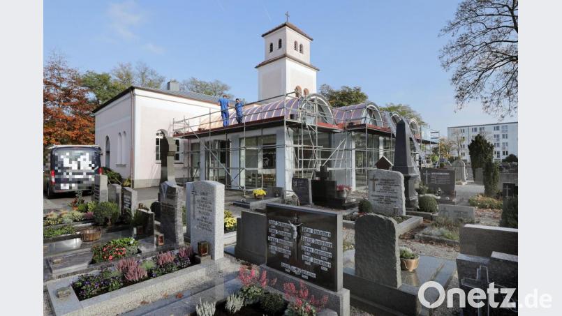 Die Arbeiten am Dach der Aussegnungshalle am Weidener Stadtfriedhof stehen vor dem Abschluss. Das Gerüst wird in den nächsten Tagen verschwinden. Bild: Steinbacher