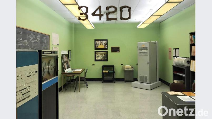 Die Aufnahme zeigt den Raum mit den Rechnern, mit denen die erste Internetverbindung gelang. Foto: -/UCLA/dpa