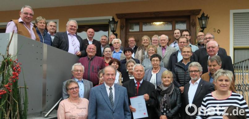 Die Gewerkschaft Verdi ehrte langjährige Mitglieder, darunter Karl Lederer und Emil Schmid (vorne, Mitte) für 70-jährige Treue. Bild: Hirsch