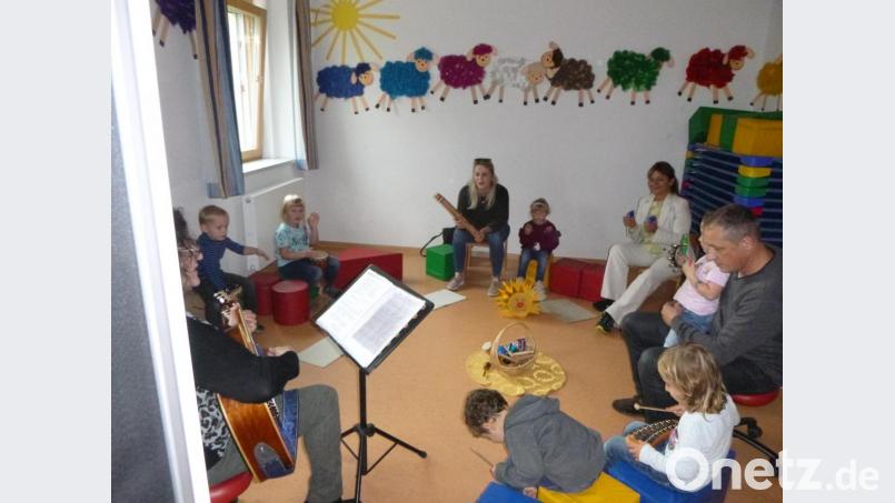 Klein und Groß stimmen beim offenen Musikangebot Herbst- und Martinslieder an. Bild: bba