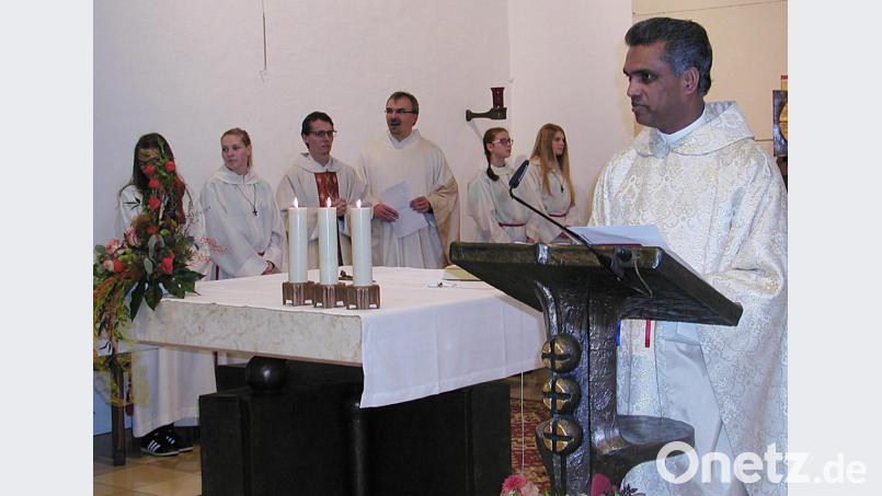 Pater Joy begrüßte die Messdiener und beschrieb die Bedeutung des Dienstes am Altar. Er feierte gemeinsam Gottesdienst mit Pfarrer Martin Besold aus Erbendorf und Kaplan Maximilian Moosbauer aus Wunsiedel. Bild: ld