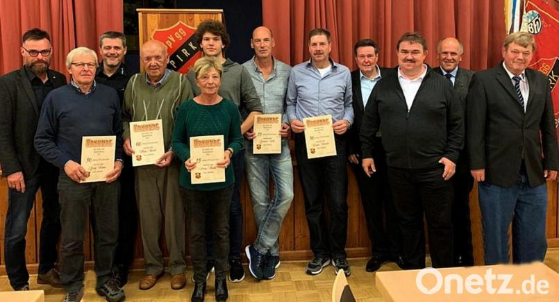 Vorsitzender Josef Schiesl (von links) gehört selbst zu den Geehrten. Es freuen sich Georg Forster (50 Jahre Mitglied), Andreas Albrecht (Schriftführer), Hans Beierl (60 Jahre Mitglied), Petra Rackl (25 Jahre Mitglied), Sebastian Helgath (25 Jahre Mitglied), Gerhard Wild (25 Jahre Mitglied), Erwin Schmidt (50 Jahre Mitglied), Karlheinz Ströbert (Zweiter Vorsitzender), Albert Kellner (Kreisspielleiter Fußball), Michael Bauer (Bürgermeister), Hans Kneissl (Kreisvorsitzender Sportkegeln) über die Loyalität der Mitglieder zur Spielvereinigung. Bild: zer