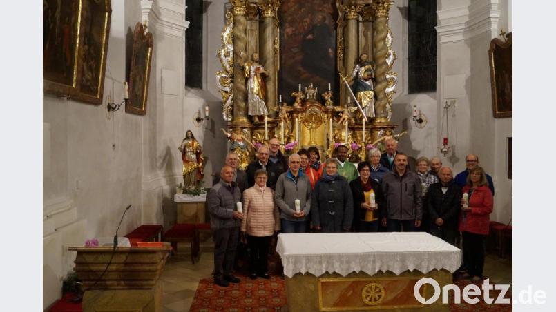 Die Ehejubilare (vorne) Christa und Georg Schiener (50 Jahre), Markus und Ingeborg Grohmann (30), Monika und Gerhard Horn (30), Oskar und Angelika Bayer (40) sowie (hinten) Hans-Jürgen und Judith Enders (40), Erwin und Sabine Kuhbandner (25), Elisabeth und Hans Enders (40), Erika und Josef König (60), Pfarrgemeinderatssprecher Hans Enders, Vertretungspfarrer Thankgood Okorafor und Kirchenpfleger Stefan Kausler stellten sich zum Erinnerungsbild auf. Bild: soj