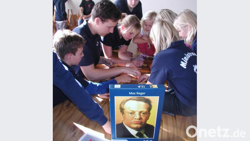 Hat Max Reger eine Oper geschrieben? Die Ministranten wissen es jetzt. Sein Konterfei entstand als Puzzle. Bild: ld