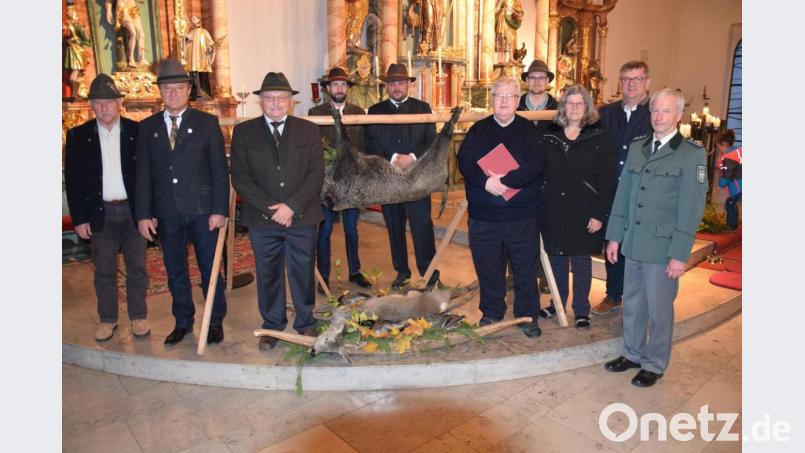 Eine heimische Jagdstrecke war bei der Hubertusmesse des Heimat- und Kulturvereins in der Pfarrkirche St. Ägidius am Altar zu sehen. Bild: bö
